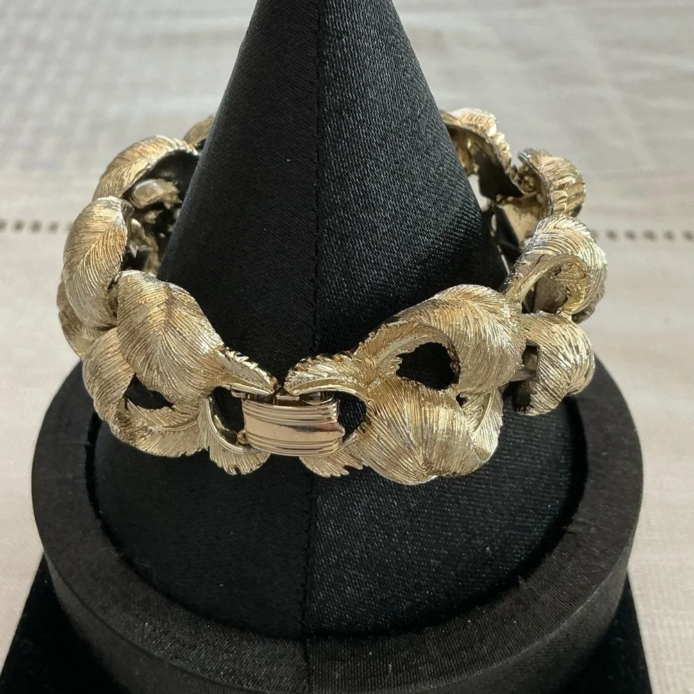 Lisner Vintage Gold Tone Plumb Bracelet